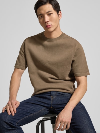 Männermodel trägt T-Shirt mit Label-Detail Modell 'MILANO' von Jack & Jones Premium, Baumwoll-Mix, gerader Schnitt, Nahaufnahme Oberkörper.