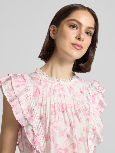 Frauenmodel trägt Regular Fit T-Shirt aus Viskose-Mix Modell 'BLISS' von Vero Moda mit Optik: Unifarben, Rüschen, Rundhals, ohne Ärmel, Popeline, Nahaufnahme Oberkörper.