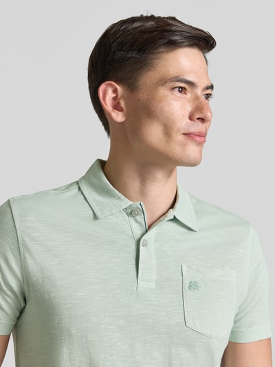 Männermodel trägt Regular Fit Poloshirt mit Brusttasche von Lerros, reine Baumwolle, Polokragen, Logo-Stitching, Nahaufnahme Oberkörper.