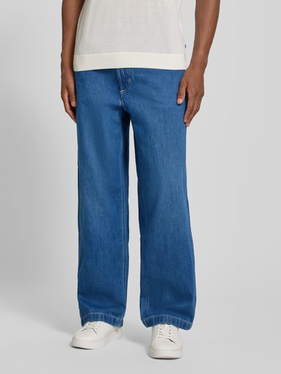 Mężczyzna nosi Baggy Fit Jeans aus reiner Baumwolle von Polo Ralph Lauren, niebieski denim, gładka faktura, Ganzkörperansicht z przodu.