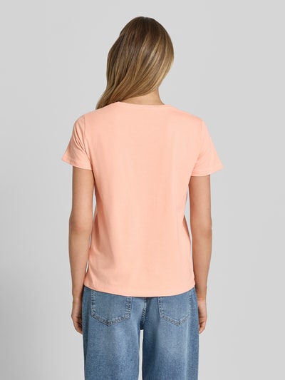Frauenmodel trägt Damen T-Shirt mit Rundhalsausschnitt aus Reine Baumwolle, Regular-Fit, Modell 'RINA' von Soyaconcept, Rückenlänge 60 cm, Ganzkörperansicht Rückansicht.