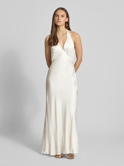 Frauenmodel trägt Abendkleid aus reiner Viskose mit Neckholder Modell 'THENA' von Bardot in cremefarbenem Satin, körpernahe Passform, Maxilänge, Ganzkörperansicht von vorne.