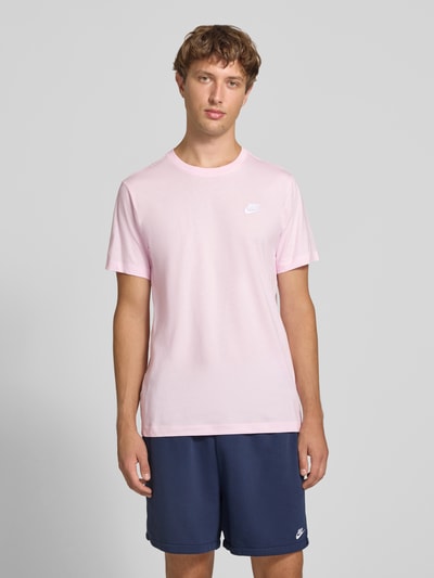 Männermodel trägt Regular Fit T-Shirt aus reiner Baumwolle von Nike in Hellrosa, glatte Struktur, Ganzkörperansicht von vorne, Herren T-Shirt von Nike.