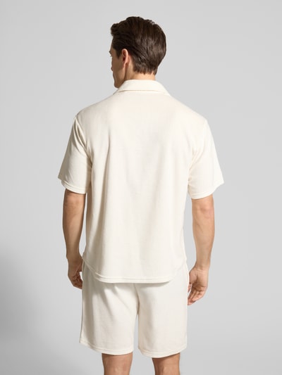 Männermodel trägt Slim Fit Freizeithemd aus Frottee von MCNEAL in Creme, aus Baumwoll-Mix, Reverskragen, Ganzkörperansicht Rückansicht.