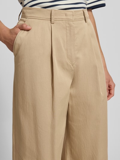 Frauenmodel trägt Hose aus Viskose-Baumwoll-Mix mit Gesäßtaschen von WHITE LABEL in Beige, Relaxed Fit, strukturierte Oberfläche, Nahaufnahme Oberkörper.