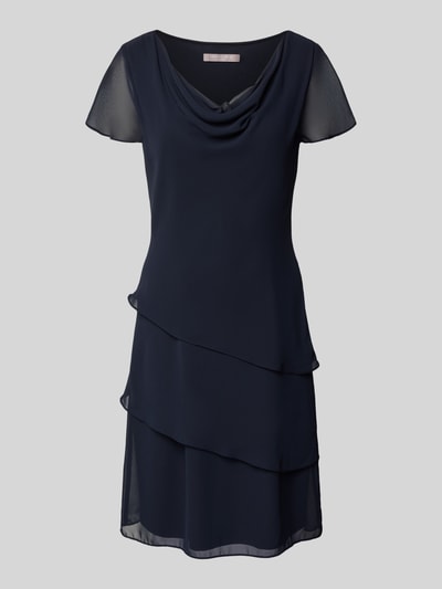 Produktfoto, granatowe tailliertes Cocktailkleid mit Volants von Christian Berg Cocktail, warstwowe falbany, krótki rękaw, wodospadowy dekolt, zamek z boku, lekka tekstura, długość 95 cm, szerokość biustu 39 cm, długość rękawa 15 cm