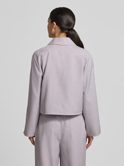 Vrouwenmodel draagt Regular Fit Blazer met reverskraag model 'Amiri' van LOLLYS LAUNDRY, materiaalmix met viscose, met dubbele rij knopen, ruglengte bij maat S 50 cm, borstwijdte 49 cm, mouwlengte 59 cm, lichtpaars met fijne structuur, geheel van achteren