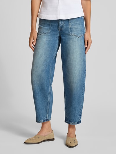 Vrouwenmodel draagt Straight Fit jeans in verkorte pasvorm model 'VEYRA' van Samsøe Samsøe van puur katoen, 5-pocketmodel, knoop- en ritssluiting, vooraanzicht bovenlichaam.