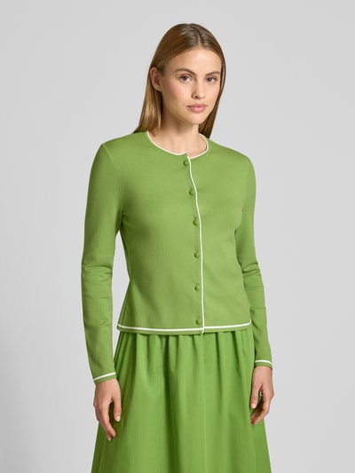 Frauenmodel trägt Cardigan aus Viskose-Mix mit Kontrastkante von Marc Cain in Grün, Gerader-Schnitt, Rundhalsausschnitt, Knopfleiste, Damen, Ganzkörperansicht von vorne.