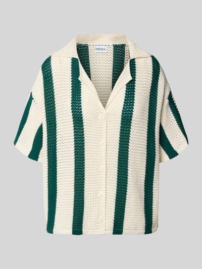 Produktfoto, Loose Fit poloshirt uit puur biologisch katoen model 'KENZIE' van Pieces, tweekleurige look, gestreept patroon, bowlingkraag, V-hals, eenrijige knoopsluiting, korte mouw, knitwear, textuur grof gebreid