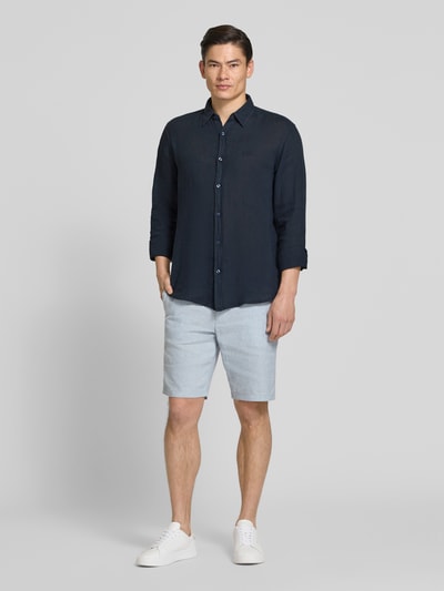 Männermodel trägt Regular Fit Freizeithemd aus reinem Leinen Modell 'RELEGANT' von BOSS Orange, Unifarben, Ganzkörperansicht von vorne.