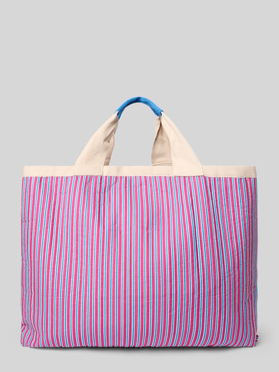 Produktfoto, Beach Bag mit Logo-Patch Modell 'Poplin' von STUDIO NOOS, kolorowe paski różowe, niebieskie i kremowe, struktura tkaniny, otwarta komora główna, szerokość w rozmiarze 1: 58 cm, długość w rozmiarze 1: 46 cm, głębokość w rozmiarze 1: 52 cm, długość paska na ramię w rozmiarze 1: 9 cm