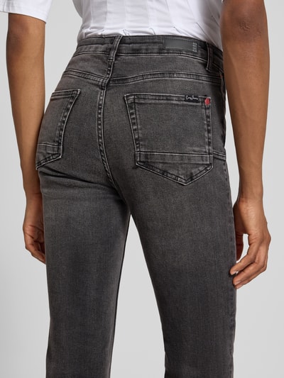 Frauenmodel trägt Straight Fit Jeans aus Baumwoll-Mix Modell 'JOYCE' von Cars Jeans, grauer Denim, 5-Pocket, Detailaufnahme Rückansicht.