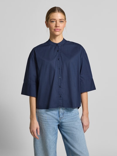 Frauenmodel trägt Boxy Fit Bluse mit Stehkragen und 3/4-Arm von Emily Van den Bergh, reine Baumwolle, dunkelblau, Knopfleiste, Ganzkörperansicht von vorne