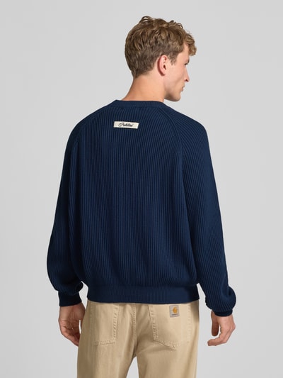 Männermodel trägt Relaxed Fit gebreide pullover uit puur katoen Model 'Campus' van PROHIBITED, ribboorden, ruglengte maat M 69 cm, mouwlengte maat M 98 cm, donkerblauwe kleur, grove ribtextuur, Ganzkörperansicht Rückansicht.