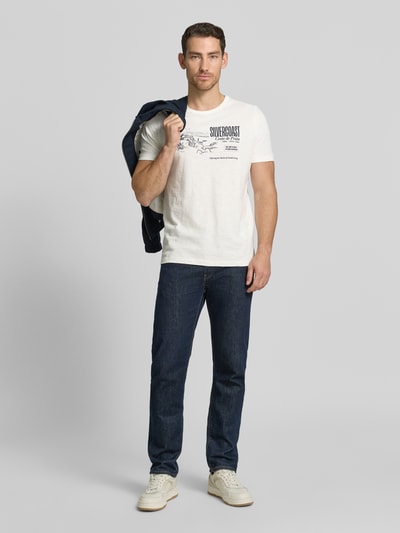 Męski model nosi Regular Fit T-Shirt aus reiner Baumwolle od s.Oliver RED LABEL, efekt: jednolity kolor, krój regular fit, nadruk z motywem, rękaw: krótki rękaw, bawełna, Ganzkörperansicht von vorne