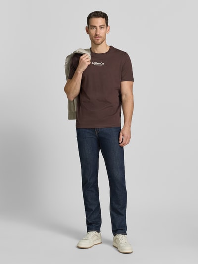 Mannelijk model draagt Regular Fit T-shirt uit puur katoen van s.Oliver RED LABEL, look: effen, labelprint, ronde hals, korte mouw, Ganzkörperansicht von voren.