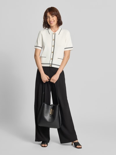 Frauenmodel trägt Cardigan aus Viskose-Mix mit 1/2-Arm von Jake*s Collection, Slim Fit, Kontraststreifen, Polokragen, Knopfleiste, Ganzkörperansicht von vorne.