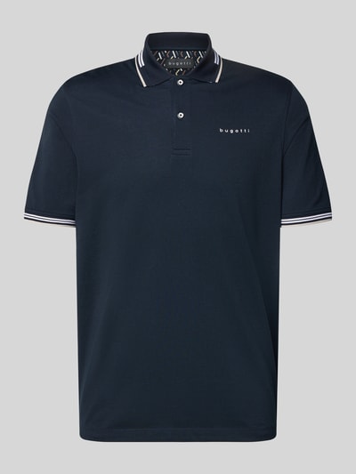 Produktfoto, Regular Fit Poloshirt mit Logo von bugatti in Dunkelblau, Baumwoll-Mix mit Stretch-Anteil, Knopfleiste, Rückenlänge 71 cm bei Größe M