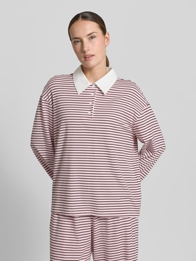 Frauenmodel trägt Regular Fit Poloshirt aus Lyocell-Mix Modell 'ANNI' von VILLA SOPHIE, Optik: Unifarben, Langarm, Materialverarbeitung: Jersey, Nahaufnahme Oberkörper.