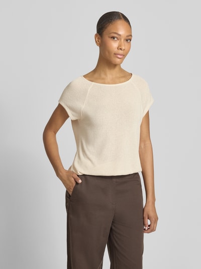 Frauenmodel trägt Strickshirt aus Viskose-Mix Modell 'Svalla' von OPUS, Regular-Fit, Rundhalsausschnitt, helle Textur, Damen, Nahaufnahme Oberkörper. Rückenlänge bei Größe 36: 56 cm.