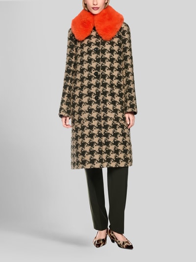 Frauenmodel trägt Mantel mit Kragen aus Kunstfell von Marc Cain im Allover-Look, beige-schwarz, orangefarbener Kragen, Ganzkörperansicht von vorne. Material-Mix mit Woll-Anteil, Regular Fit, Knopfverschluss, aufgesetzte Taschen, Rückenlänge 100 cm, Schulterbreite 42 cm, Brustweite 55 cm, Ärmellänge 60 cm bei Größe 36.