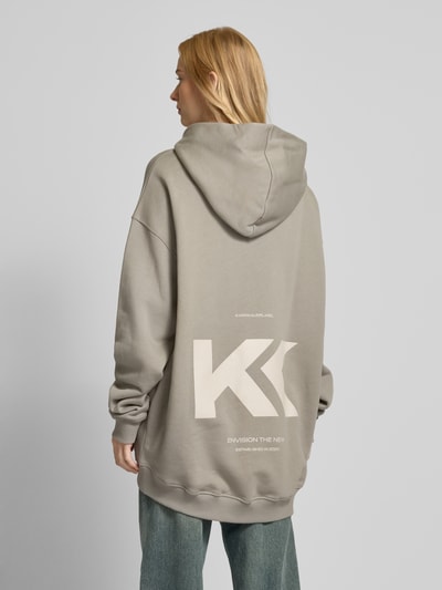 Karo Kauer Oversized Hoodie mit Label-Print Modell 'Cinder' Mittelgrau 5