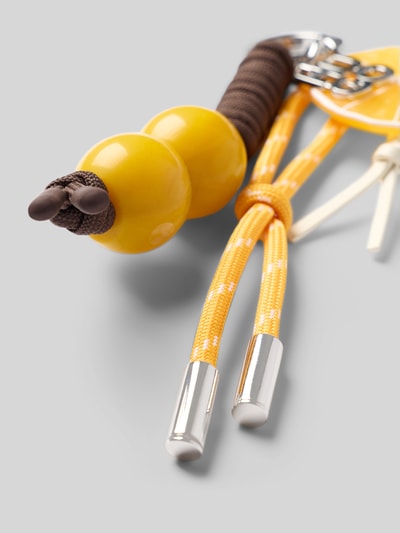 Produktfoto, Schlüsselanhänger mit Zitrone-Applikation Modell 'BECKY_CHARM' von HUGO, mehrfarbig mit Gummi-Perlen, Kordeln, Metall-Logo, Detailaufnahme.