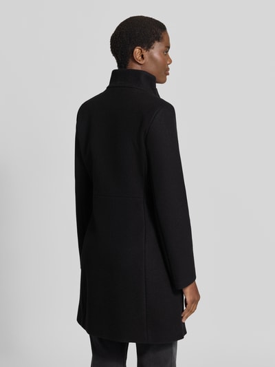 Frauenmodel trägt Mantel mit Woll-Anteil und Stehkragen von CINQUE in Schwarz, glatte Struktur, Material-Mix, Straight Fit, Ganzkörperansicht Rückansicht. Rückenlänge 92 cm, Schulterbreite 32 cm, Brustweite 45 cm, Ärmellänge 63 cm.