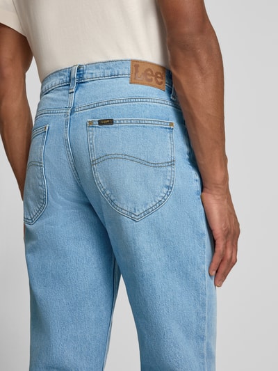 Männermodel draagt Straight Fit Jeans im 5-Pocket-Design Modell 'WEST' van Lee, mix van katoen en elastaan, detailaufnahme heupen en achterzijde