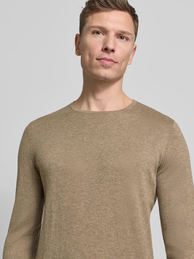 Męski model nosi Strickpullover mit Rundhalsausschnitt von Christian Berg Men z bawełny w regular fit, beżowy, zbliżenie na górną część ciała.
