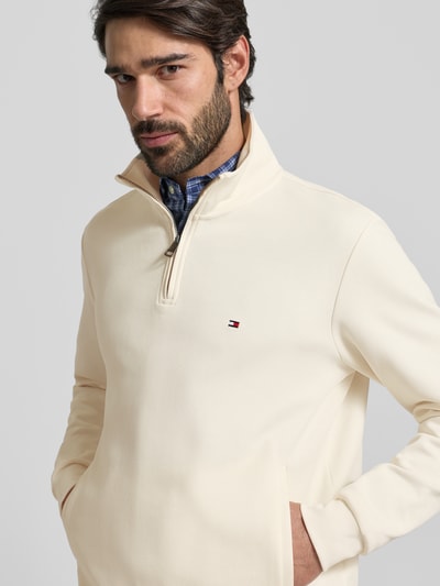 Männermodel trägt Regular Fit Troyer aus Baumwoll-Mix von Tommy Hilfiger, Optik: Unifarben, Label-Stitching, Nahaufnahme Oberkörper.