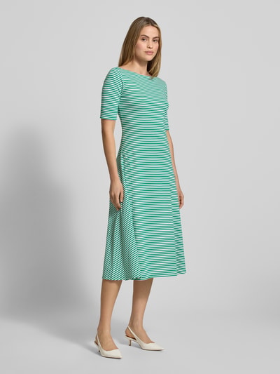 Modelka kobieca nosi Midikleid mit U-Boot-Ausschnitt Modell 'MUNZIE' od Lauren Ralph Lauren, zielono-białe paski, bawełna, A-linia, widok całej sylwetki z przodu.