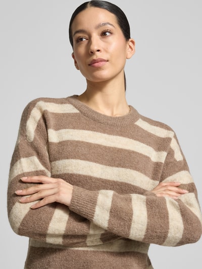 Frauenmodel trägt Strickpullover mit Woll-Anteil Modell 'Festina Hope' von MSCH Copenhagen in Beige und Creme, Nahaufnahme Oberkörper.