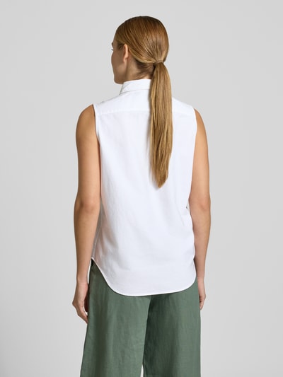 Vrouwenmodel draagt Regular Fit Blusentop uit pure katoen van Polo Ralph Lauren, wit, uni, hemdkraag, logo-stiksel, zonder mouwen, afgeronde zoom, rugpas, Ganzkörperansicht achteraan
