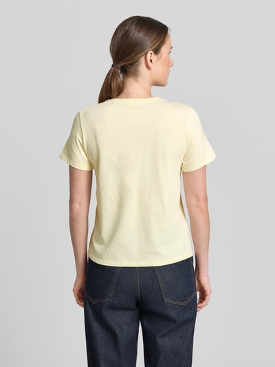 Frauenmodel trägt Damen T-Shirt von Mango aus Reine Baumwolle, Regular-Fit, Modell 'Flowi' mit florales Allover-Stitching, Rückenlänge 55 cm, Kurzärmelig, Rundhalsausschnitt, Ganzkörperansicht Rückansicht.