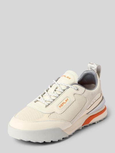 Produktfoto, Sneaker mit Label-Details Modell 'FIELD SC LIGHT' von Replay, cremefarben mit orangen Akzenten, abgerundete Form, profilierte Sohle, Schnürung, Größenangaben zur Absatzhöhe, Schafthöhe und Schaftweite aus dem Kontext integriert, strukturierte und glatte Texturen.