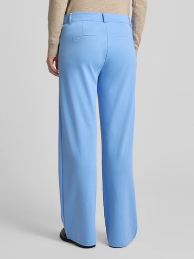 Vrouwenmodel draagt Wide Fit stoffen broek met viscose Model 'Nanni' van FREE/QUENT, lichtblauw, elastische materiaalmix, achterzakken, knoop- en ritssluiting, bandwijdte 40 cm, binnenbeenlengte 79 cm, volledig zicht van achteren.
