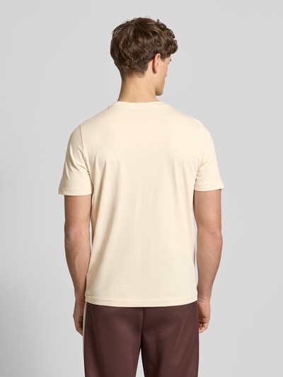 Männermodel trägt T-Shirt aus reiner Baumwolle von PUMA PERFORMANCE in Creme, gerader Schnitt, Rundhals, Rückenansicht, Ganzkörperansicht Rückansicht.