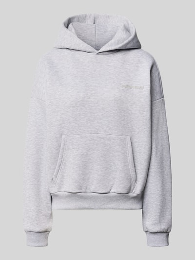 Produktfoto, Relaxed Fit Basic Hoodie in grau melange von REVIEW, mieszanka bawełny, krój relaxed fit, kaptur, nadruk z logo, kieszeń kangurka, prążkowane wykończenia