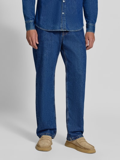 Männermodel trägt Straight Fit Jeans im 5-Pocket-Design von REVIEW aus reiner Baumwolle in Blau, Nahaufnahme Unterkörper.