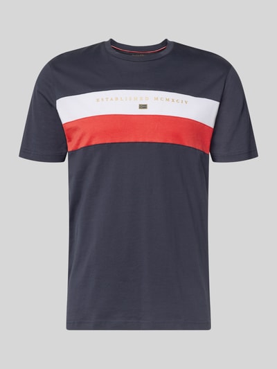 Produktfoto, Regular Fit T-Shirt mit Rundhalsausschnitt von Christian Berg Men, navyblau mit rot-weißem Statement-Print, reine Baumwolle.