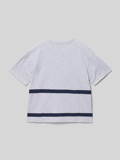 Produktfoto, Regular Fit T-Shirt aus reiner Baumwolle von Calvin Klein Jeans, melierte Optik in Hellgrau mit zwei dunkelblauen Streifen, kurzarm, Rundhals.