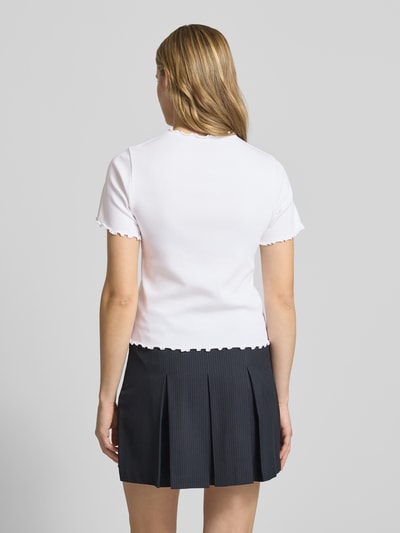 Frauenmodel trägt Damen T-Shirt aus Baumwoll-Mix Modell 'NORA' von Pepe Jeans in Optik: Unifarben, Passform: Slim-Fit, Label-Stitching-Applikation, Rundhals, Kurzarm, Materialverarbeitung: Feinripp, Ganzkörperansicht Rückansicht.