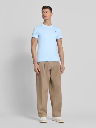 Männermodel trägt Slim Fit T-Shirt mit Rundhalsausschnitt von PAUL SMITH aus reiner Baumwolle, hellblau, Stitching, Ganzkörperansicht von vorne. Rückenlänge bei Größe M: 67 cm.