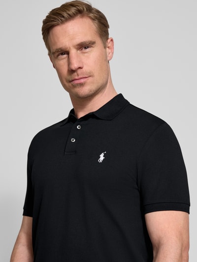 Männermodel trägt Slim Fit Poloshirt aus Baumwoll-Mix von Polo Ralph Lauren, Optik: Unifarben, Logo-Detail, Piqué, Nahaufnahme Oberkörper