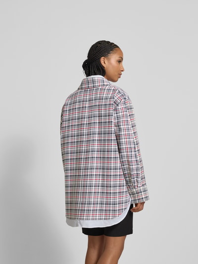 Frauenmodel trägt Jacke mit Leinen-Anteil von Victoria Beckham, kariertes Muster in Weiß, Rot und Schwarz, Baumwoll-Leinen-Mix, Ganzkörperansicht Rückansicht.