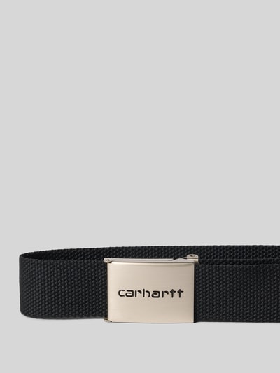 Productfoto, zwarte riem met logodetail en structuurpatroon, Model 'Chrome' van Carhartt Work In Progress, clipsluiting, breedte 3 cm