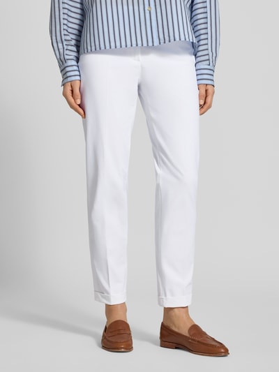 Frauenmodel trägt Chino aus Techno Cotton Superstretch Modell 'UTE' von Raffaello Rossi in Weiß, Straight Fit, Bügelfalten, verkürzt, Ganzkörperansicht von vorne.