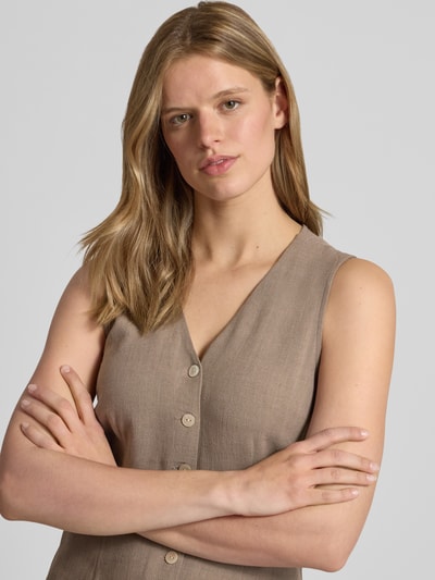 Frauenmodel trägt Tailliertes Freizeitkleid aus Viskose-Leinen-Mix Modell 'SIESTA' von Only, unifarben, Knopfleiste, Nahaufnahme Oberkörper